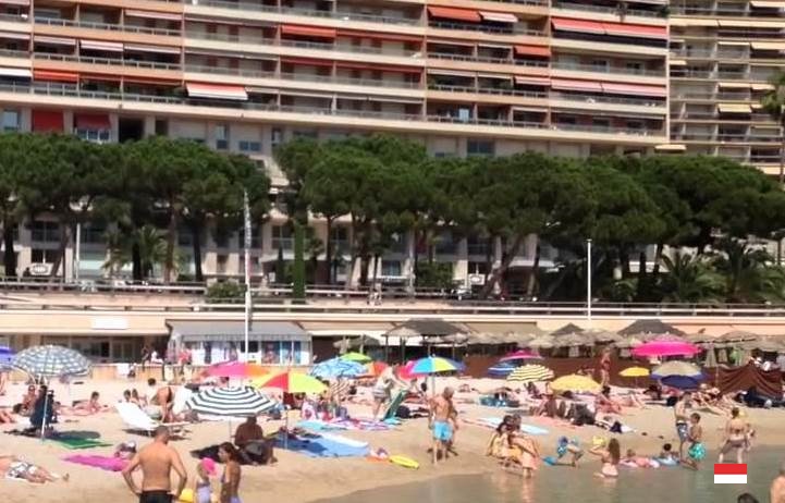 Шикарный пляж Larvotto Beach в Monaco