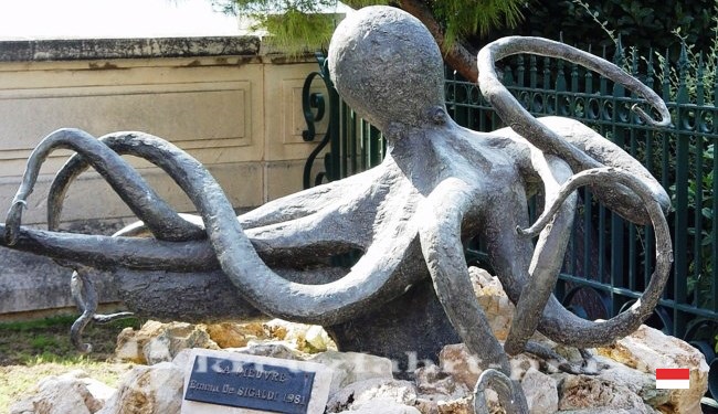 Скульптура спрут в Монако